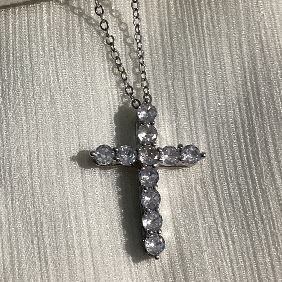 💋Gorgeous Brilliant Cut Zircon Cross Pendant on Silver Chain - Picture 4 of 17